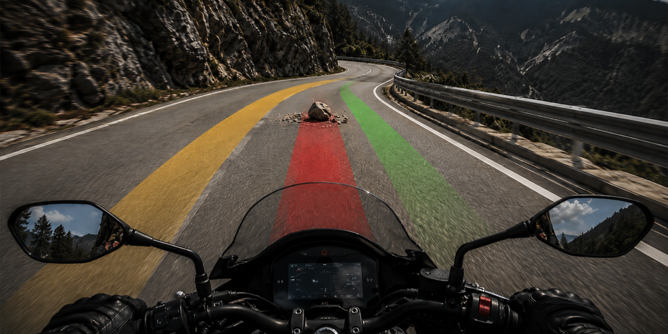 motorista buscando linea de escape ante un obstaculo en curva en carretera de montaña