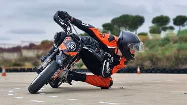 alumno entrenando inclinacion y trazada en curso de conduccion deportiva con pit bike