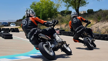 dos alumnos entrenando juntos en curso estandar de conduccion en moto con pit bike