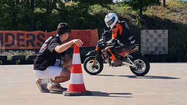 instructor corrigiendo a un alumno durante un curso privado de conduccion en moto con pit bike