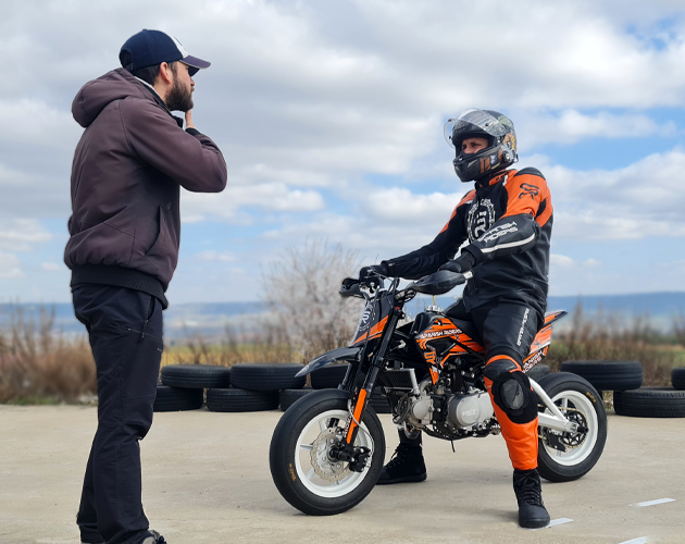 Instructor entrenando a un alumno en un Curso de conduccion en moto privado en guadalajara