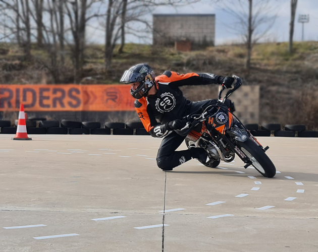 Piloto entrenando en curso de conduccion de moto privado