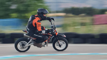 alumno trabajando control y fluidez en curso de conduccion segura con pit bike