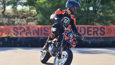 alumno aprendiendo control basico en curso de iniciacion a la conduccion en moto con pit bike