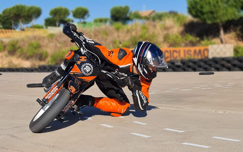Cursos de conduccion en moto con pit bikes Madrid Guadalajara