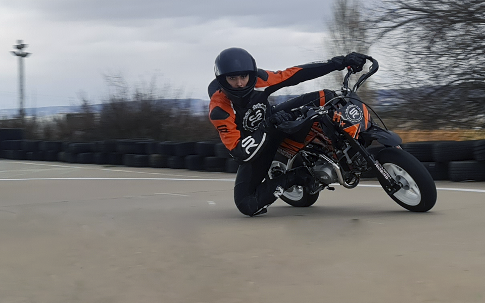 Cursos de conduccion en moto con pit bikes escuela de motociclismo